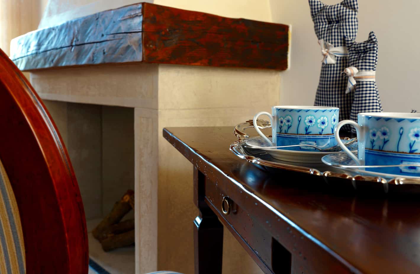 Superior room – small table with cups